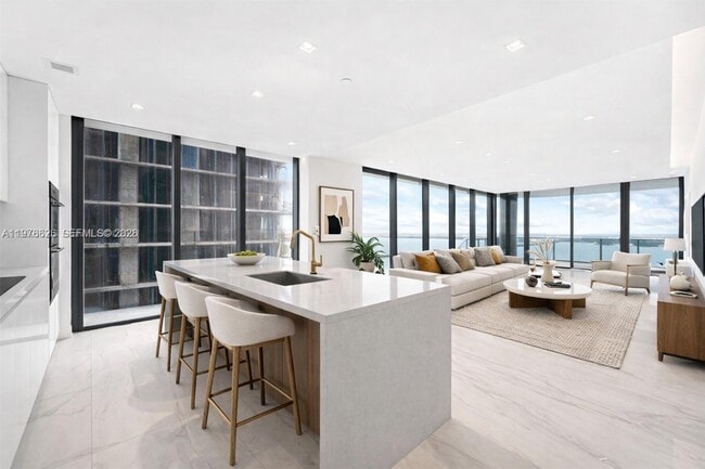 Building Photo - 700 NE 24th St