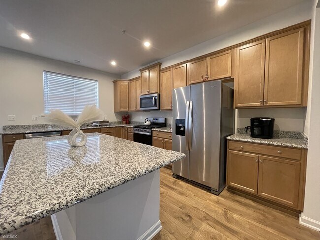 Building Photo - 4 br, 3.5 bath Townhome - 1733 Primrose Way