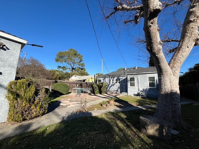 Building Photo - Spacious 2+2 home w/extra storage, upgrades + backyard!