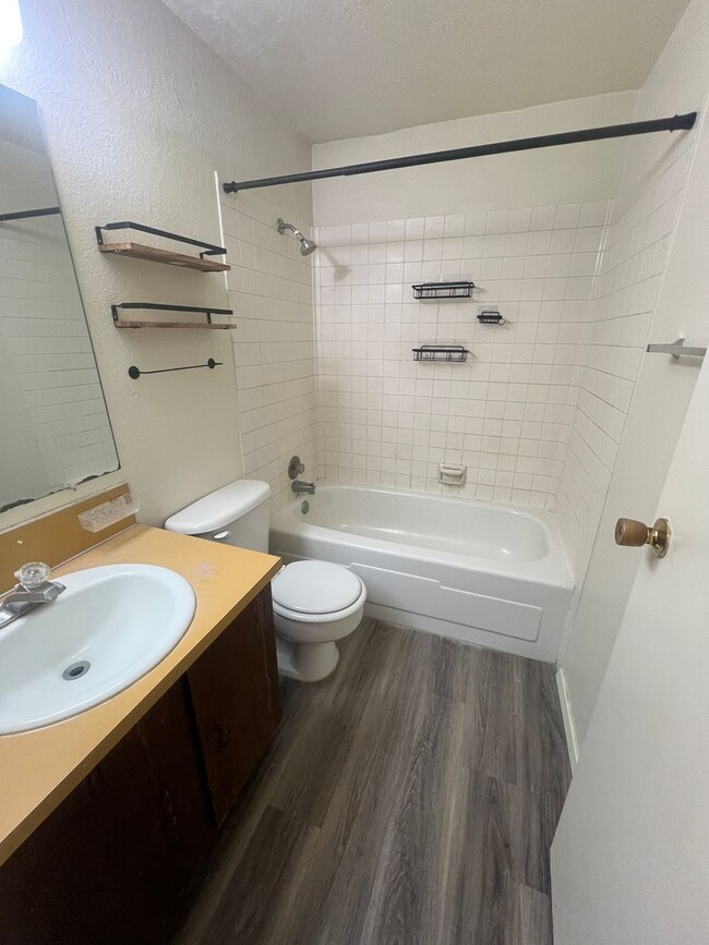 Building Photo - 423 E Dunn St