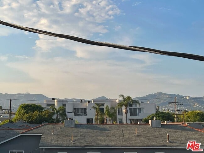 Building Photo - 5019 W Maplewood Ave