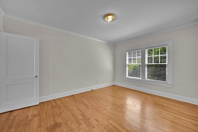 Building Photo - 876 Courtenay Dr NE