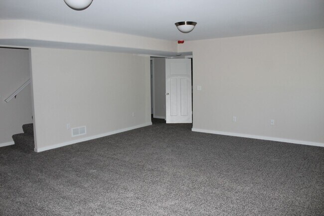 Building Photo - 4 bed/3 bath home East Side IC Easy Commut...
