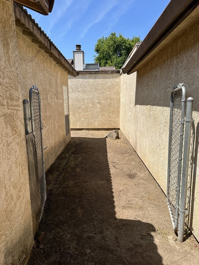 Building Photo - Modesto 3 Bed 2 Bath 2 Car Garage HOA Swim...
