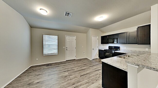Building Photo - Very Nice 3 Bedroom 2 Bath Home in Yukon S...