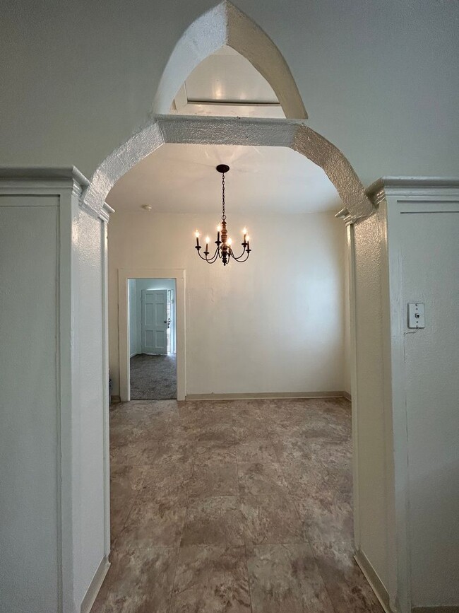 Building Photo - 3 Bedroom 1 Bathroom Single-Story