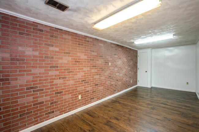 Building Photo - 2712 Sarah St