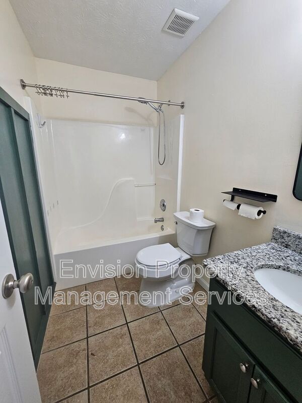 Building Photo - 479 Lakeshore Dr