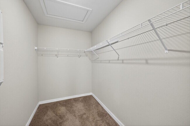 Building Photo - Spacious 4 Bedroom for Rent - With Amenities!