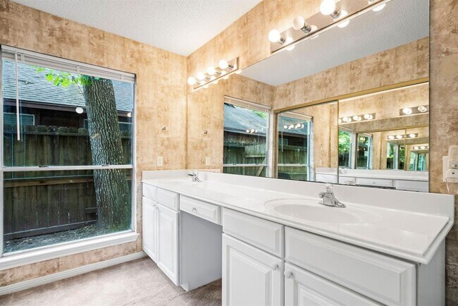 Building Photo - 22 S Rain Forest Ct