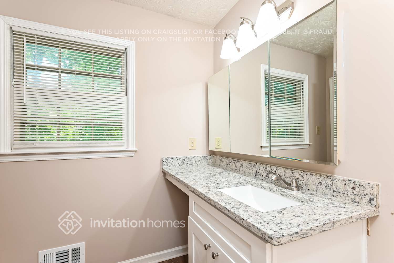 Building Photo - 1460 Sundale Dr