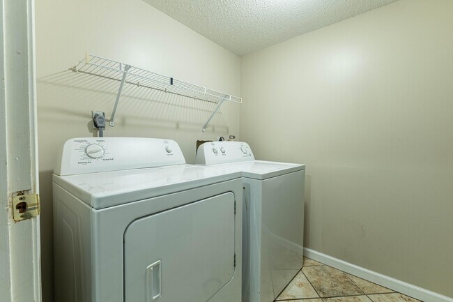 Building Photo - 4371 W Southview Dr
