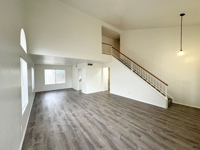 Building Photo - Stunning 4 Bedroom/2.5 Bath Home in Ahwatukee