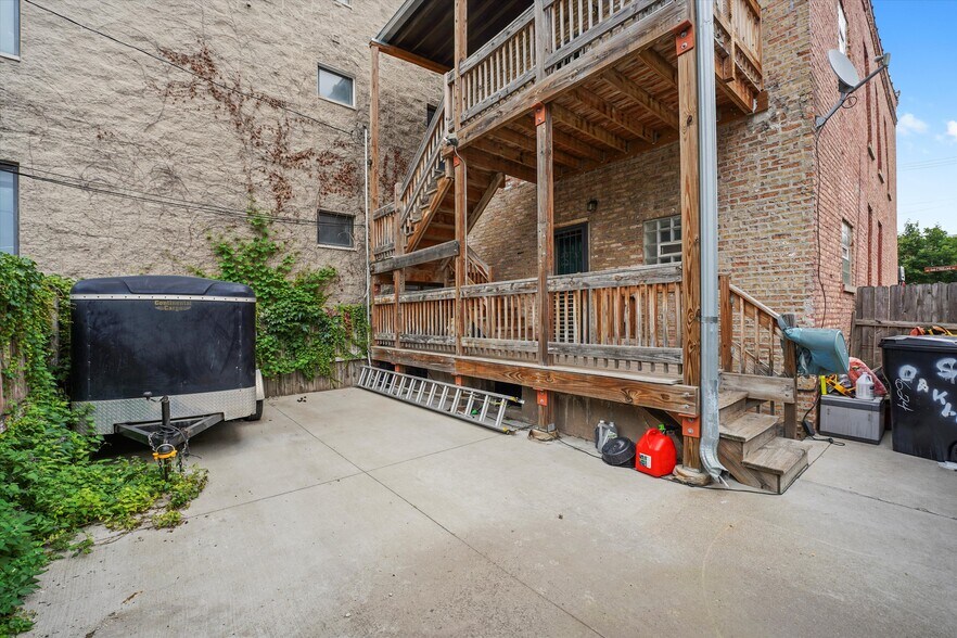 Building Photo - 624 S Oakley Blvd