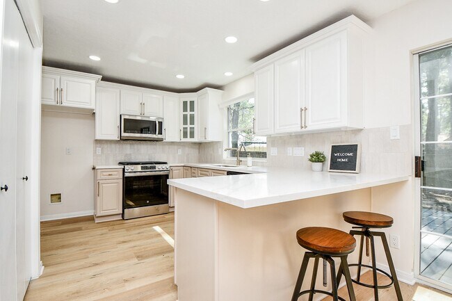 Building Photo - 21 Edgewood Forest Ct