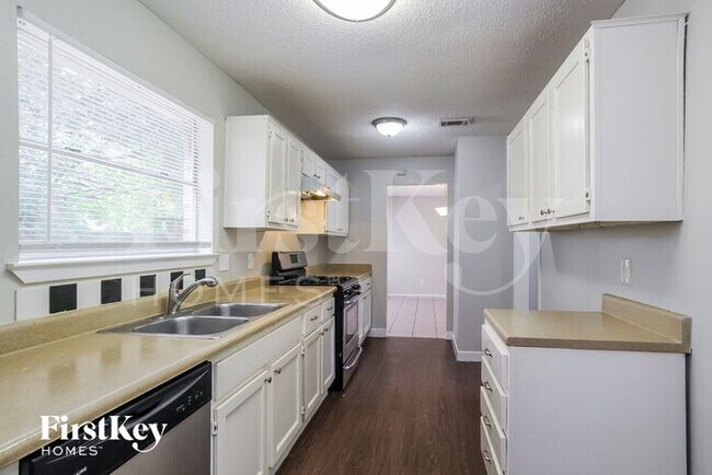 Building Photo - 6610 Cove Lake Dr