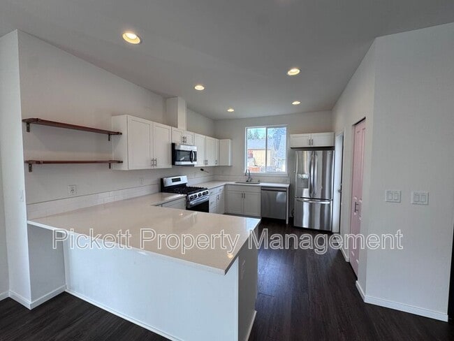 Building Photo - 814 NW Highgarden Dr