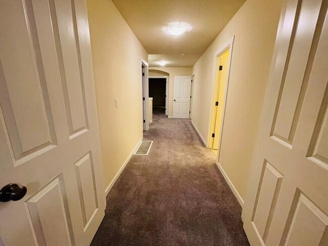 Building Photo - 2551 NW Byrne Terrace