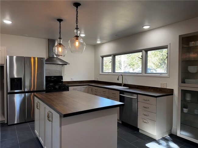 Building Photo - 610 N Olive Ave