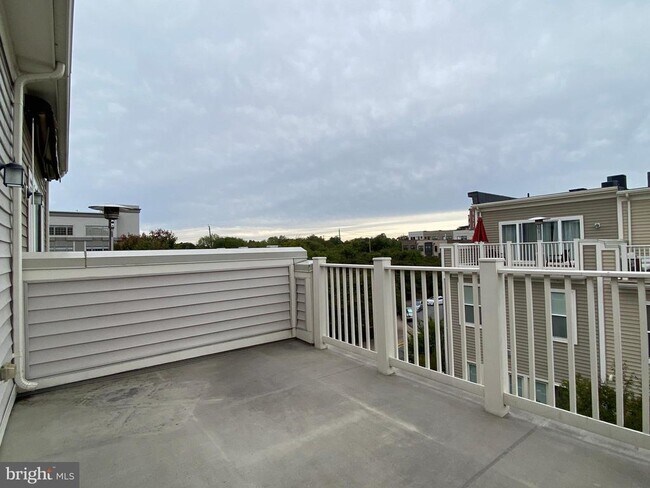 Building Photo - 924 King Farm Blvd