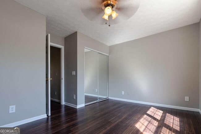 Building Photo - 317 W Oaks Trail