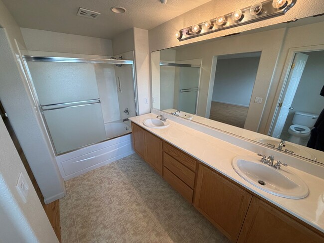 Building Photo - Cozy 3BD/2BA Townhouse-Style Livermore Condo!