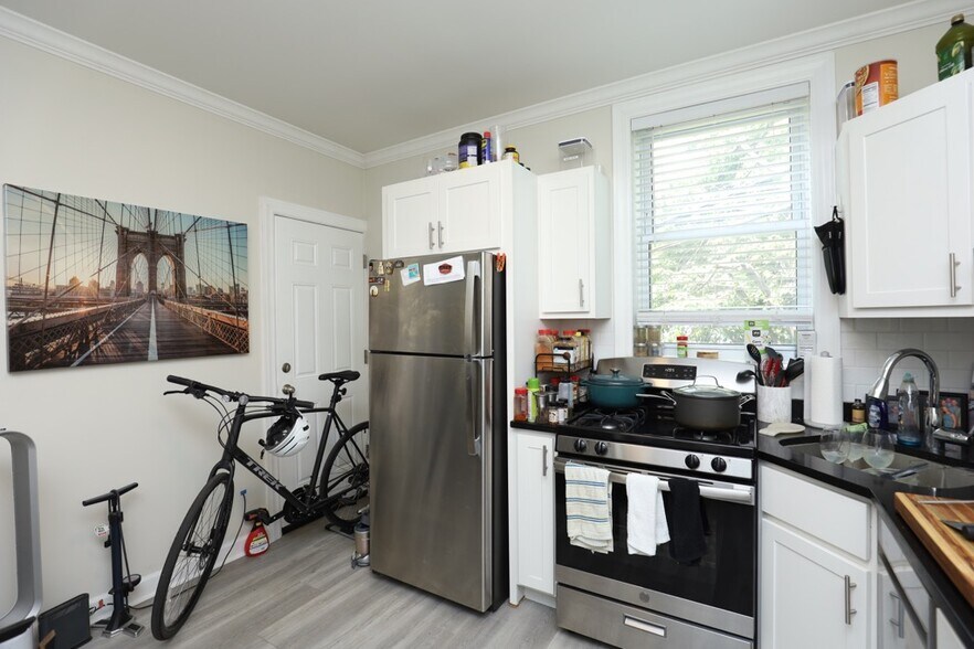 Building Photo - 646 W Roscoe St