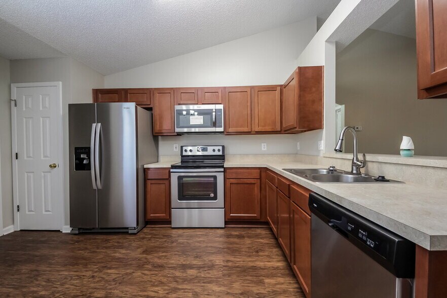 Building Photo - 3230 Chantilly Ct