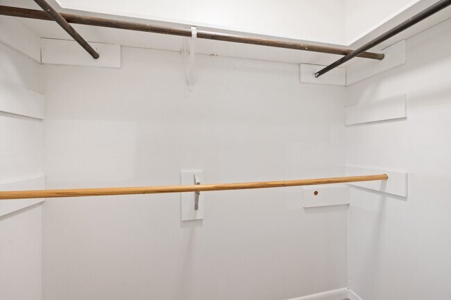 Building Photo - 10180 Longmont Dr