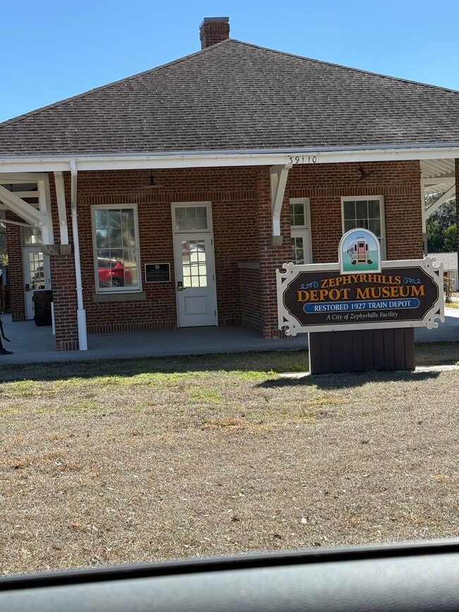 Building Photo - Awesome location and close to a park!