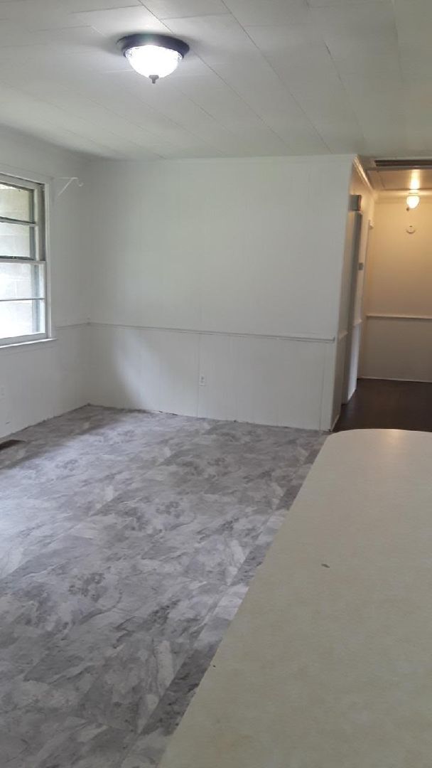 Building Photo - 3 Bed, 1 Bath, Brick Ranch with Attached Carport