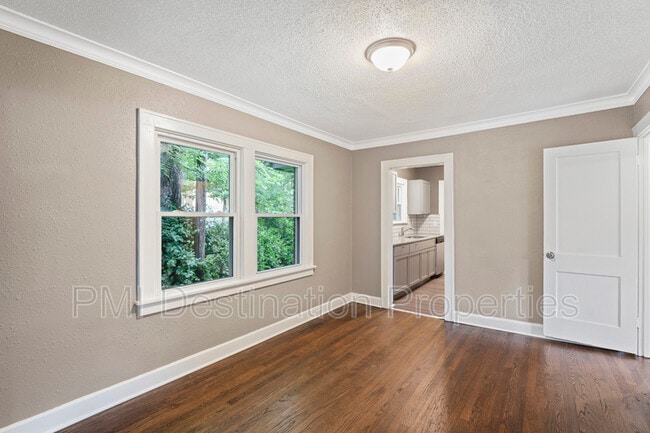 Building Photo - 1312 E 62nd Terrace