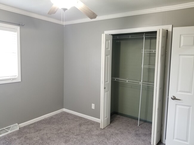Building Photo - BEAUTIFUL UPDATED 3 BEDROOM 2 BATH HOUSE!