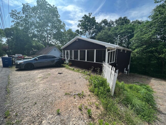 Building Photo - 2 bedroom Duplex