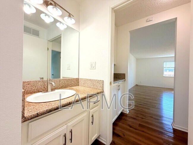 Building Photo - 207 N Mathews St