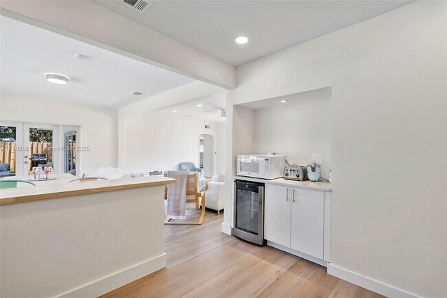 Building Photo - 10801 Peachtree Dr