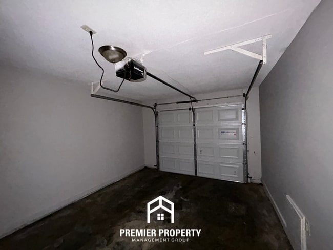 Building Photo - Spacious 4BR Home with Formal Dining, Fenced Yard & Garage in Southaven