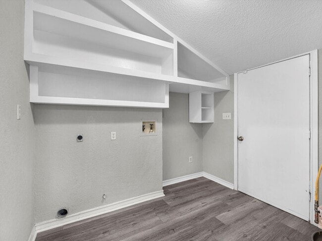Building Photo - 212 N Shady Oaks St