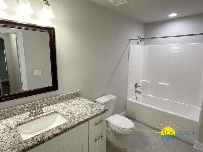 Building Photo - 5 Bedroom like new BEAUTIFUL Navarre home, call today!