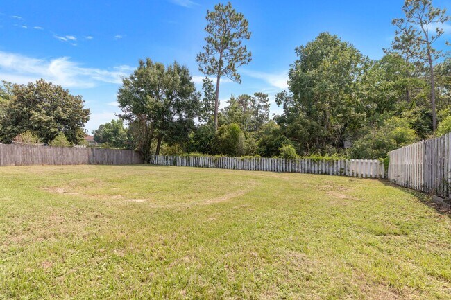 Building Photo - NO JUNE RENT!!!!!! 300 off July Rent...tou...