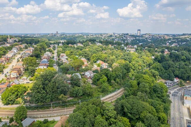 Building Photo - Sensational 2 bedroom home in Beechview available May 1!