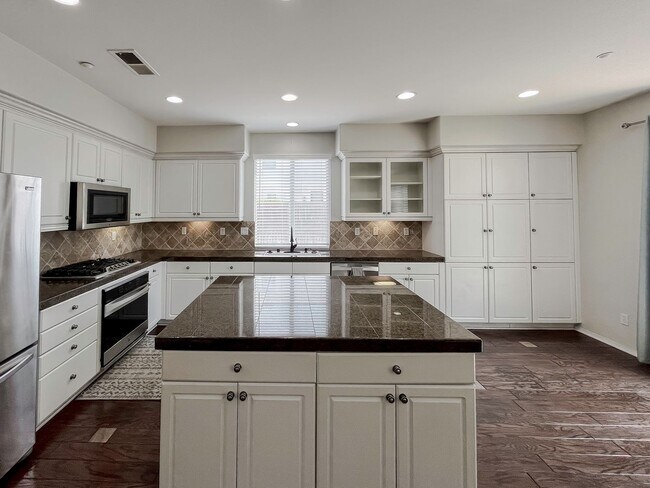 Building Photo - MUST SEE! Beautiful 3 bedroom + Loft + Office Space (or convert to 4th bedroom) + Large Backyard ...