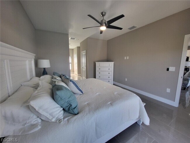 Building Photo - 654 NE 5th Pl