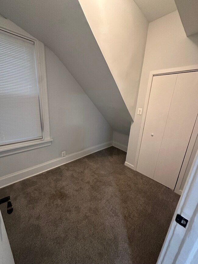 Building Photo - 3625 W Shakespeare Ave