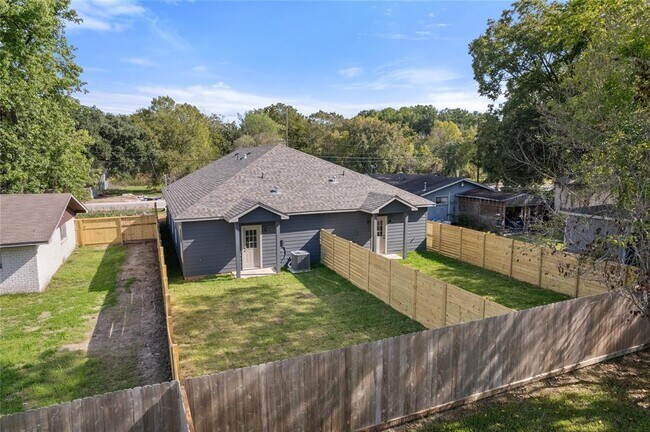 Building Photo - 8021 Carver Rd
