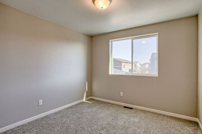 Building Photo - Beautiful 3 Bedroom Townhome in Mosaic
