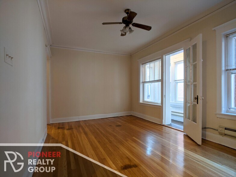 Building Photo - 4433 N Wolcott Ave