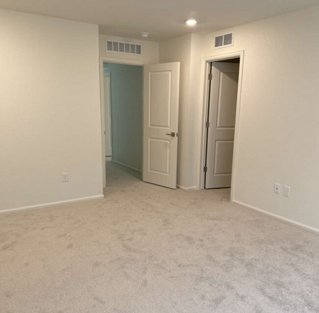 Building Photo - 450 Canadian Crossing Dr