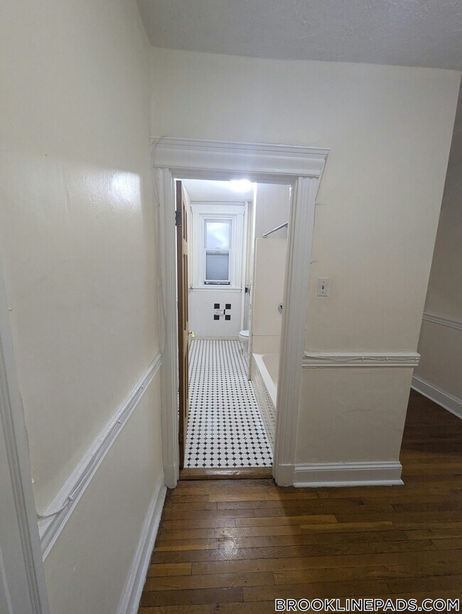 Building Photo - 364 Riverway