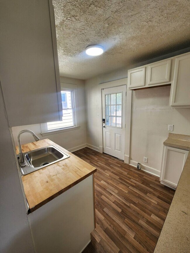 Building Photo - Charming 3-Bedroom Property in Prime Location